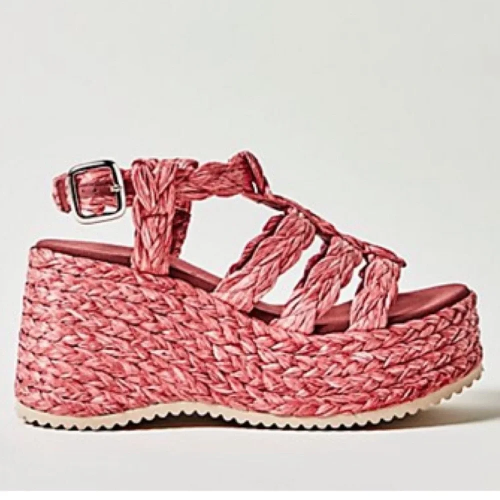 Free People NWOT raspberry raffia rendezvous platforms